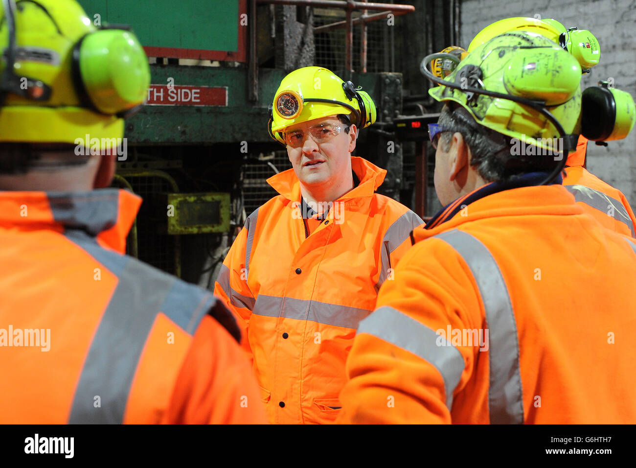 Il Cancelliere George Osborne (centro) si prepara a scendere lungo la miniera durante la sua visita a Thoresby Colliery, Nottinghamshire. Foto Stock