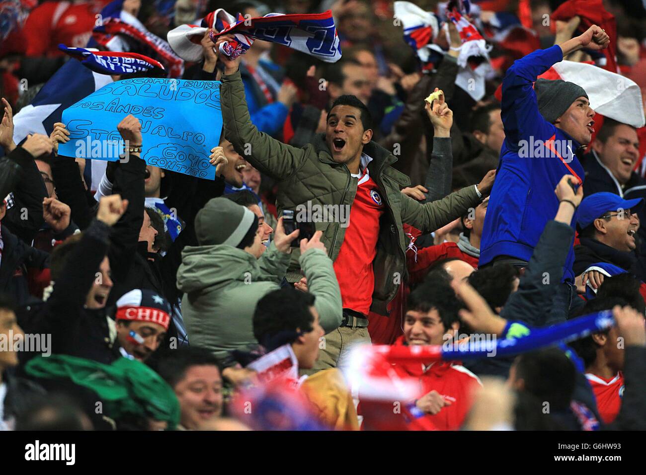 Calcio - International friendly - Inghilterra / Cile - Stadio di Wembley. I fan cileni festeggiano il loro obiettivo di apertura Foto Stock
