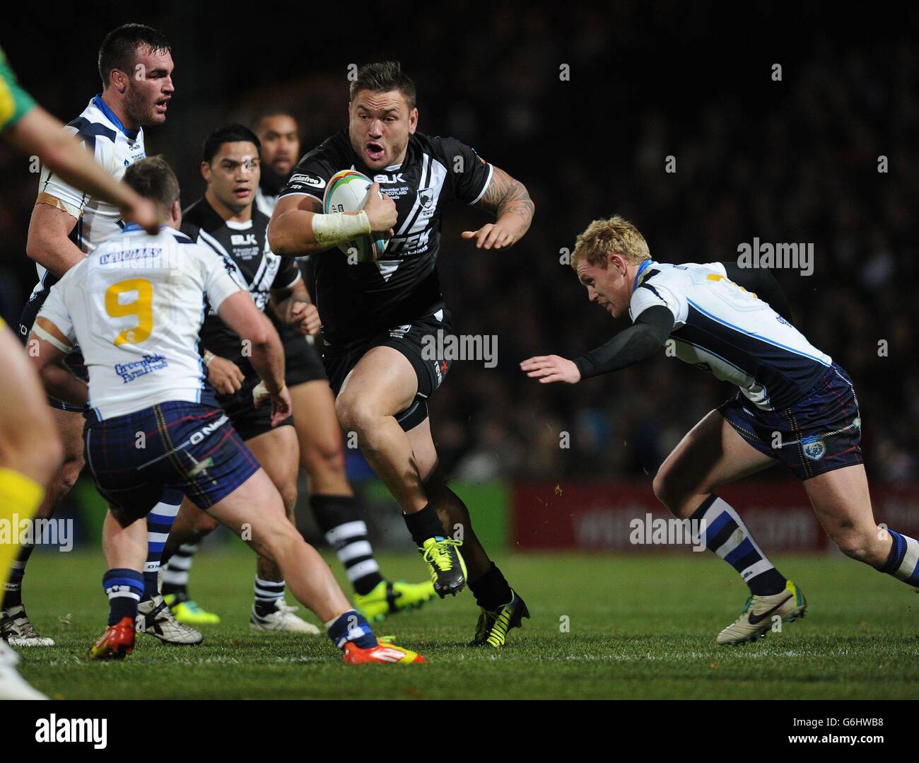 Jared Waerea-Hargreaves, neozelandese, corre presso lo Ian Henderson (a sinistra) della Scozia durante la partita finale del quartiere della Coppa del mondo all'Headingley Stadium di Leeds. Foto Stock