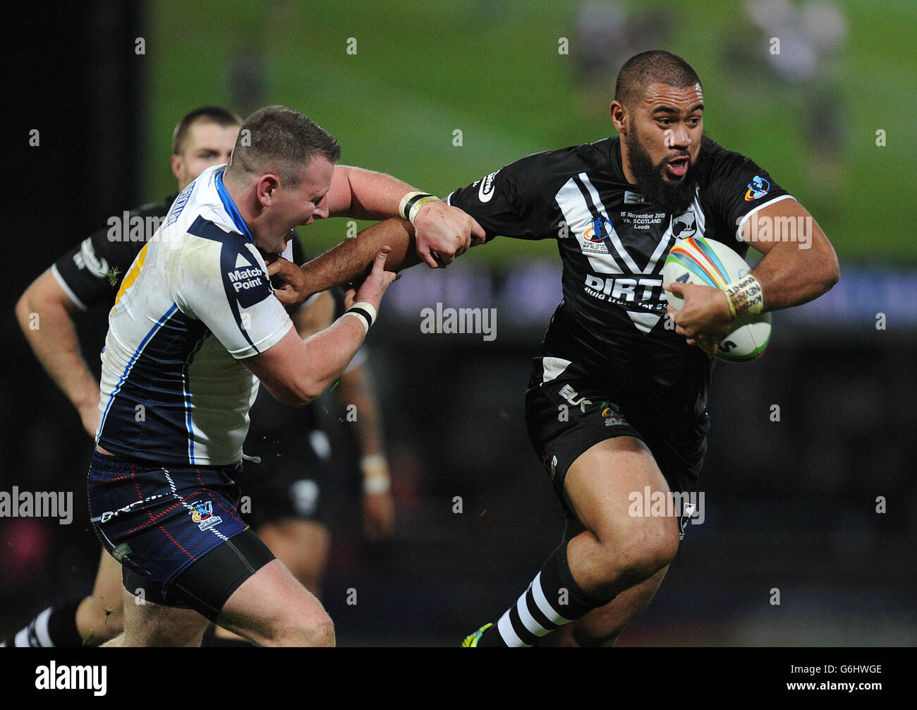 Frank Pritchard (a destra) della Nuova Zelanda si allontana dal Sam Barlow della Scozia durante la partita finale del quartiere della Coppa del mondo all'Headingley Stadium di Leeds. Foto Stock