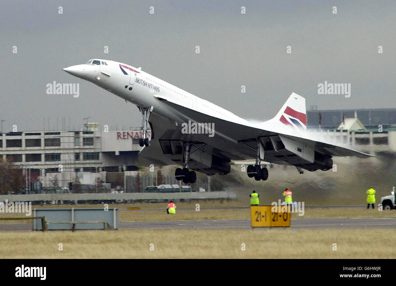 La prima Concorde a essere data una nuova casa dopo il suo ritiro la settimana scorsa decollo dall'aeroporto di Londra Heathrow per viaggiare al suo punto di riposo finale all'aeroporto di Manchester. BA ha concluso la speculazione ieri su dove gli aerei iconici spenderebbero il loro pensionamento con l'annuncio che tre Concorde sarebbero date le sedi permanenti all'estero, con i quattro restanti che sono tenuti nel Regno Unito. *06/04/04: Fu svelata la prima Concorde in pensione ad andare in mostra nel Regno Unito. Il British Airways G-BOAC stava andando in mostra ad un lancio della stampa al parco di osservazione dell'aviazione dell'aeroporto di Manchester. R Foto Stock