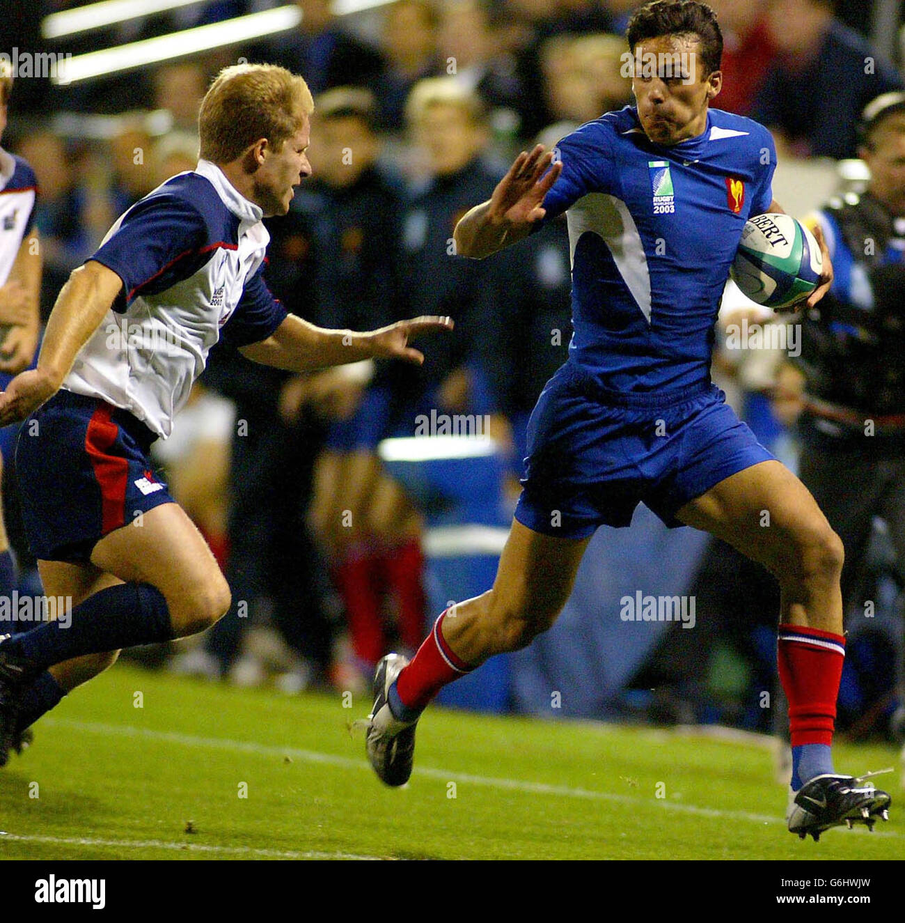 Il francese Clement Poitrenaud cerca di distribuire la tassa David degli Stati Uniti durante la partita in piscina della Coppa del mondo di Rugby Union allo stadio WIN, Wollongong. Foto Stock