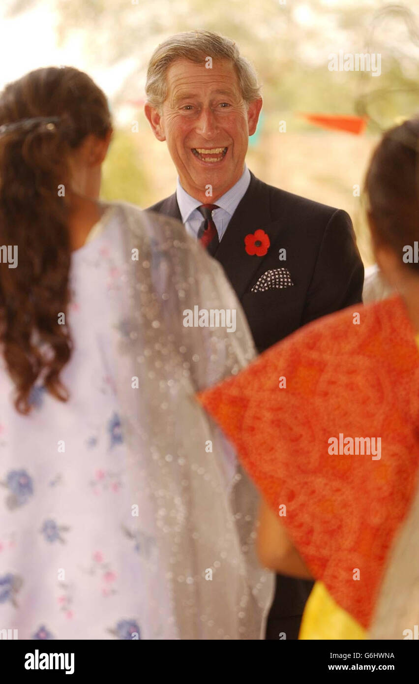 Il Principe di Galles parla con la gente del posto Foto Stock
