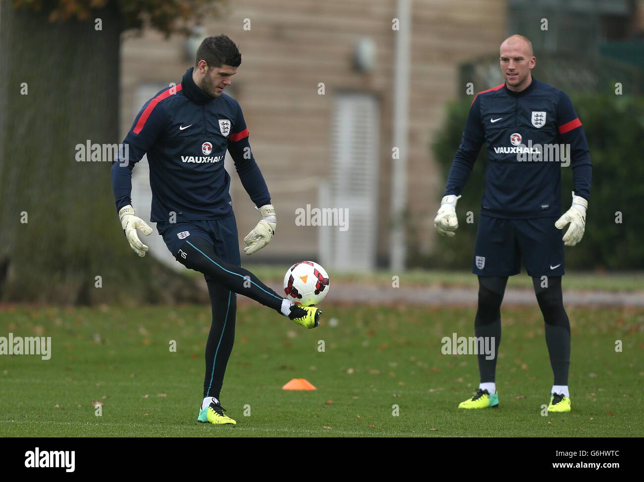 Calcio - International friendly - Inghilterra v Germania - Inghilterra Training Session - London Colney. I guardiani inglesi Fraser Forster (a sinistra) e John Ruddy durante l'allenamento Foto Stock