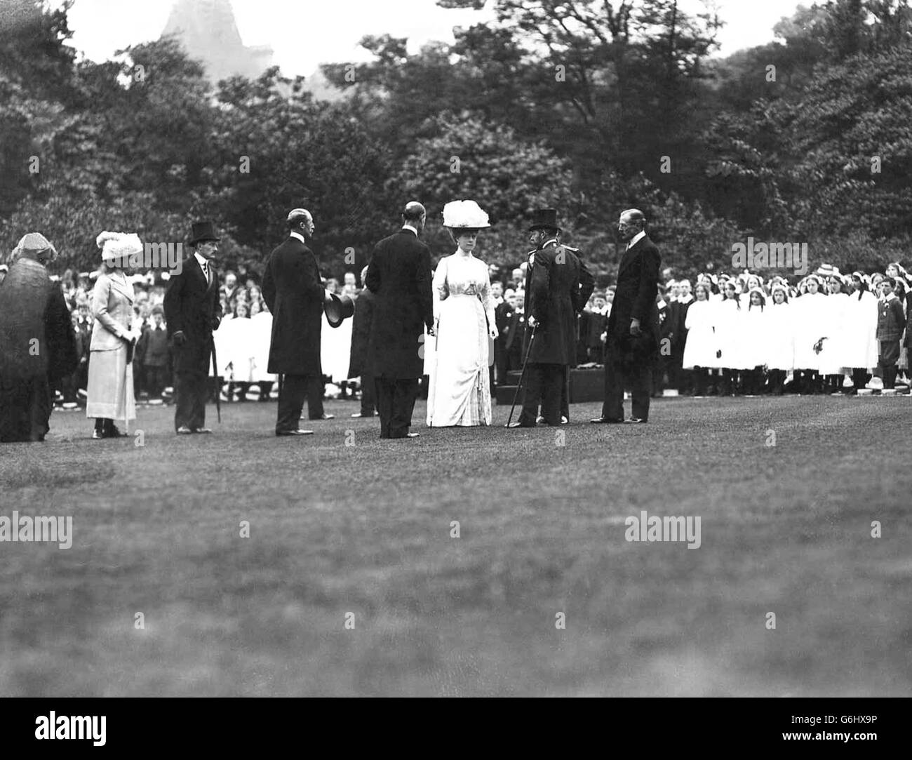 LE LORO MAESTÀ RE GEORGE V e LA REGINA MARY 1913 le loro Maestà al Garden Party che hanno dato agli insegnanti delle scuole di Londra.*scannerizzato bassa risoluzione fuori stampa, alta risoluzione disponibile* Foto Stock