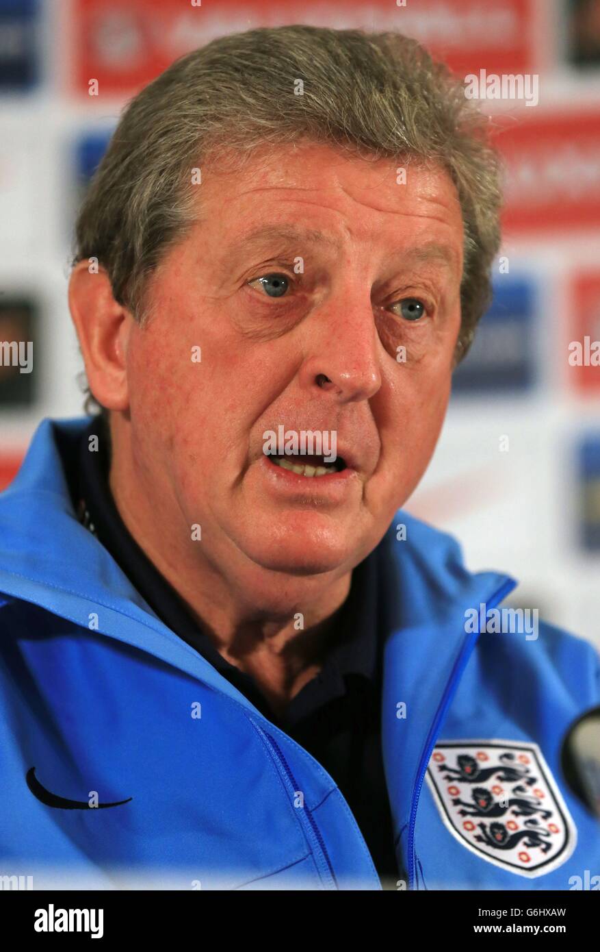 Il manager dell'Inghilterra Roy Hodgson parla ai media durante la conferenza stampa al Grove Hotel, Hertfordshire. Foto Stock