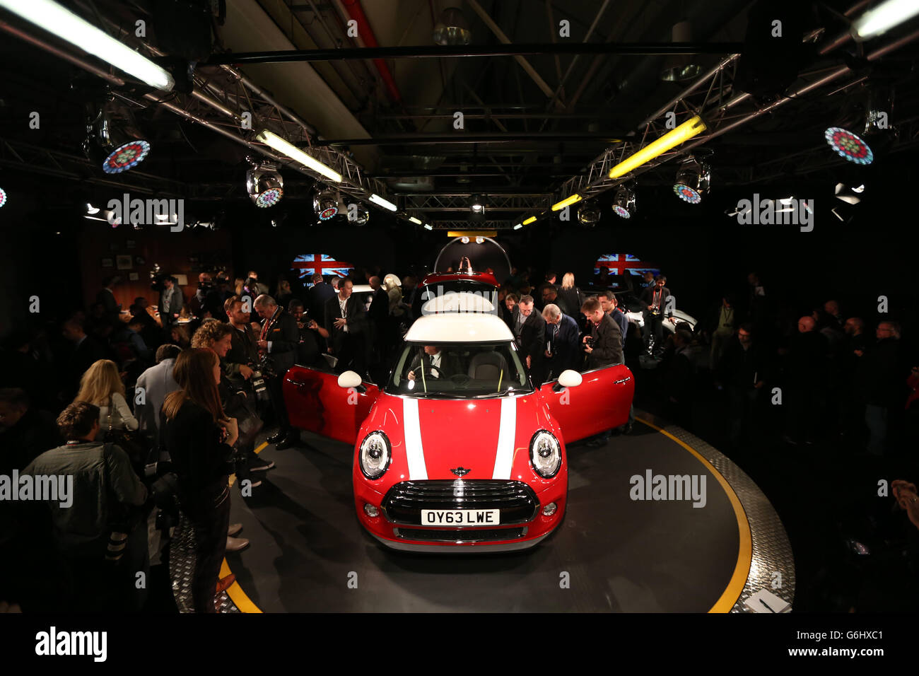 La nuova BMW Mini viene presentata presso il loro stabilimento di Oxford in concomitanza con il 107° anniversario della nascita del designer dell'auto, Sir Alec Issigonis. Foto Stock