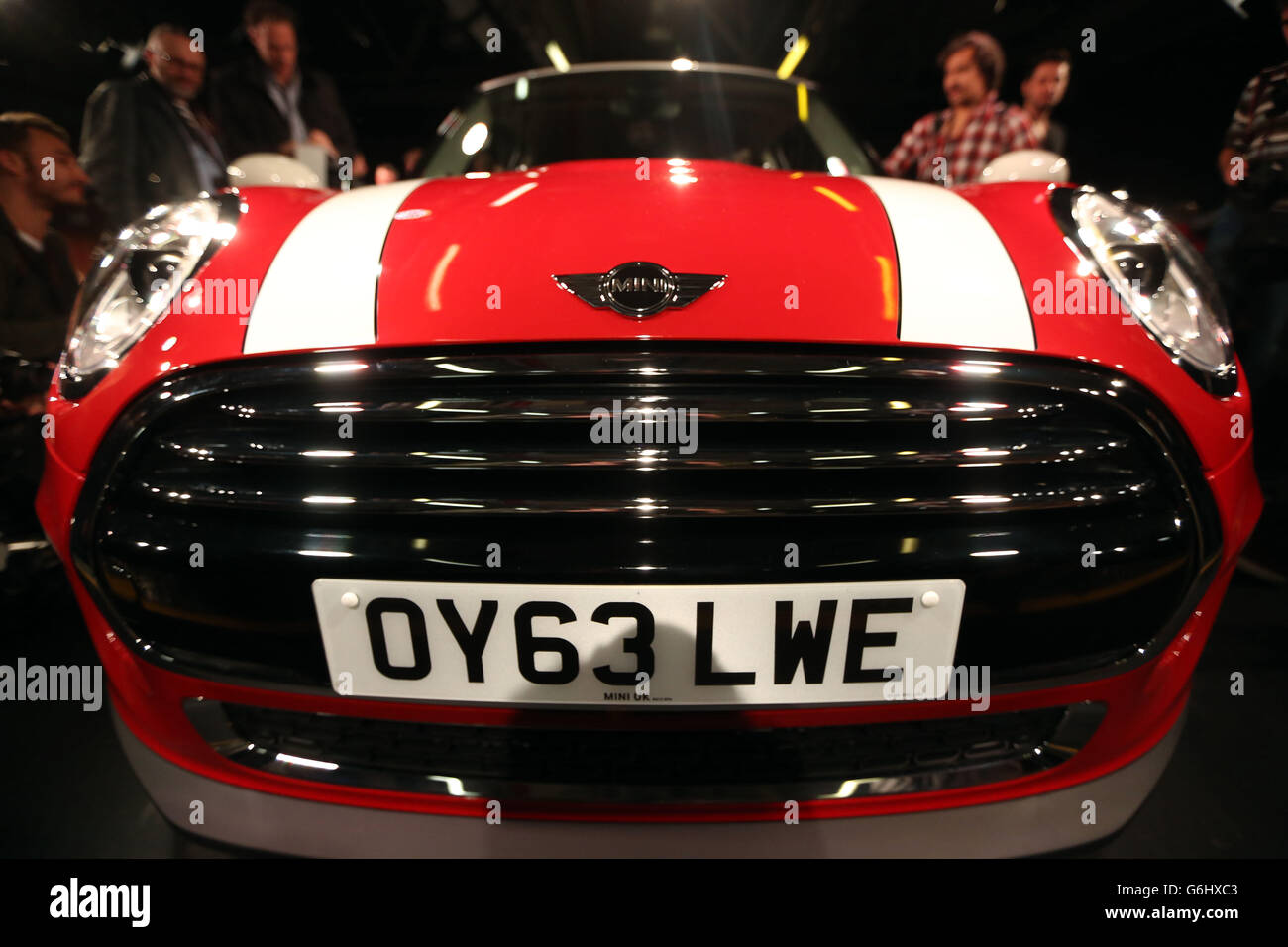 La nuova BMW Mini viene presentata presso il loro stabilimento di Oxford in concomitanza con il 107° anniversario della nascita del designer dell'auto, Sir Alec Issigonis. Foto Stock