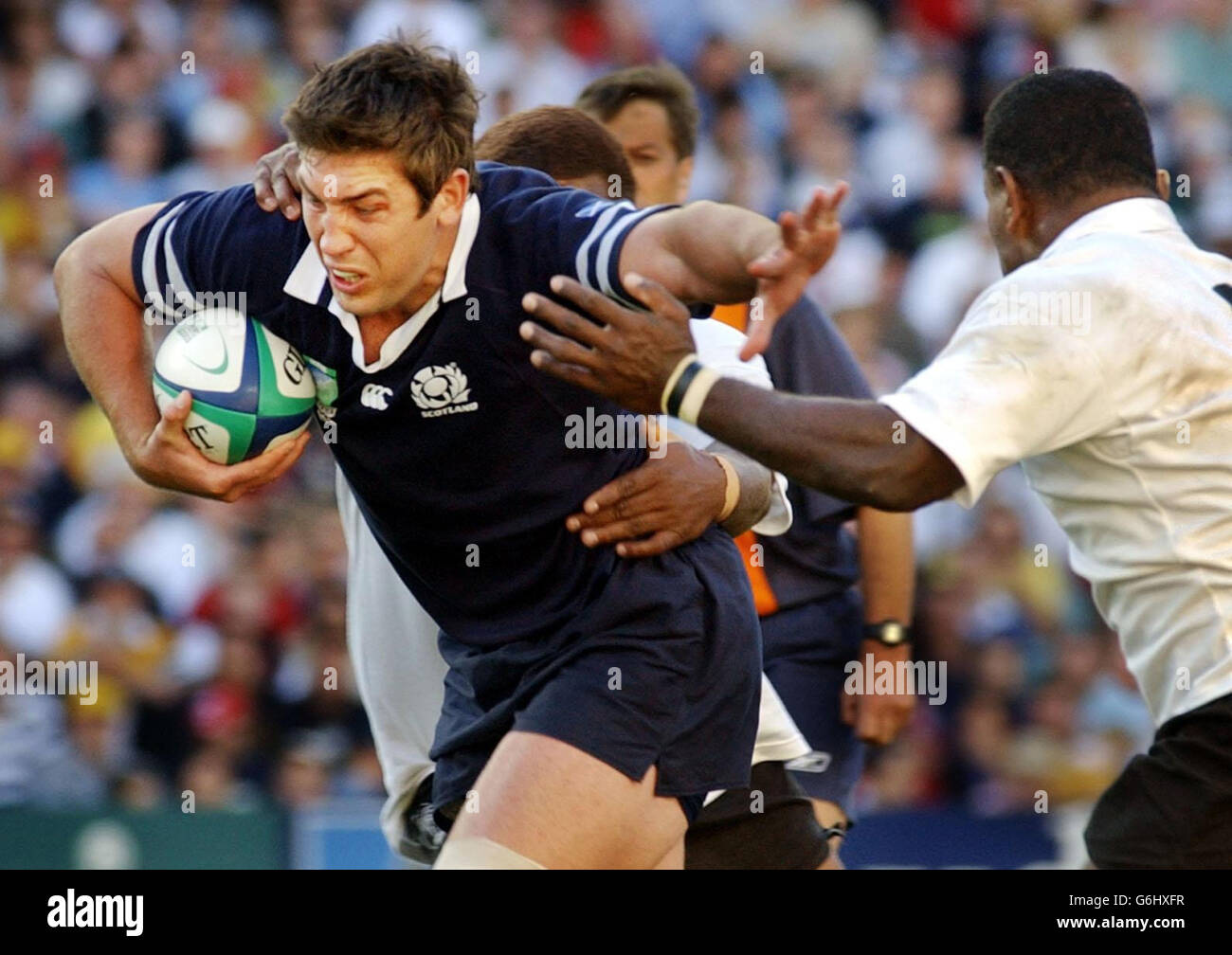 Nathan Hines della Scozia tiene fuori Isaia Rasila delle Fiji durante la loro partita di Coppa del mondo di Rugby allo Stadio Australiano di Sydney. La Scozia ha vinto la partita 22-20. Foto Stock