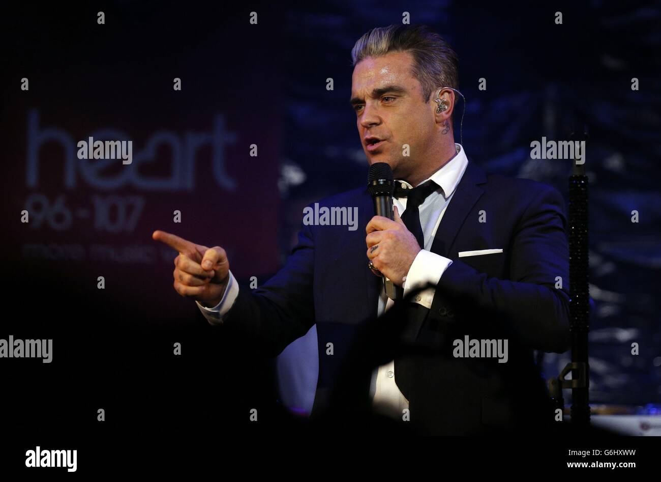 Concerto Robbie Williams Heart radio - Londra. EDITORAL UTILIZZA SOLO Robbie Williams esegue un concerto esclusivo per la radio cardiaca presso Under the Bridge di Londra. Foto Stock