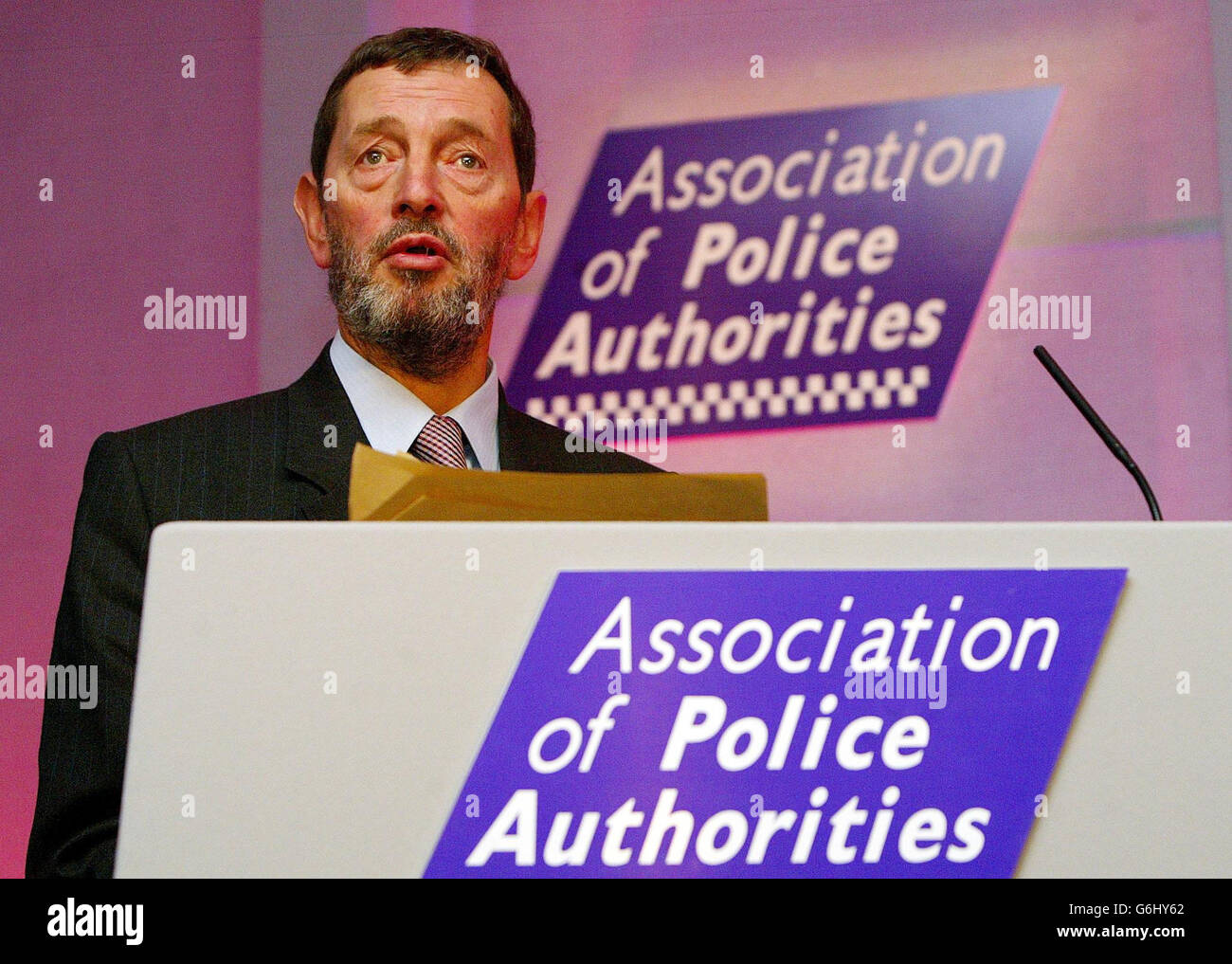 Il Segretario di Stato David Blunkett parla alla conferenza dell'Associazione delle autorità di polizia al Radisson Hotel di Manchester. Blunkett ha pubblicato nuovi piani per rendere la polizia più responsabile nei confronti delle comunità locali, tra cui il suggerimento che l'attuale sistema di 43 forze fosse obsoleto. Foto Stock