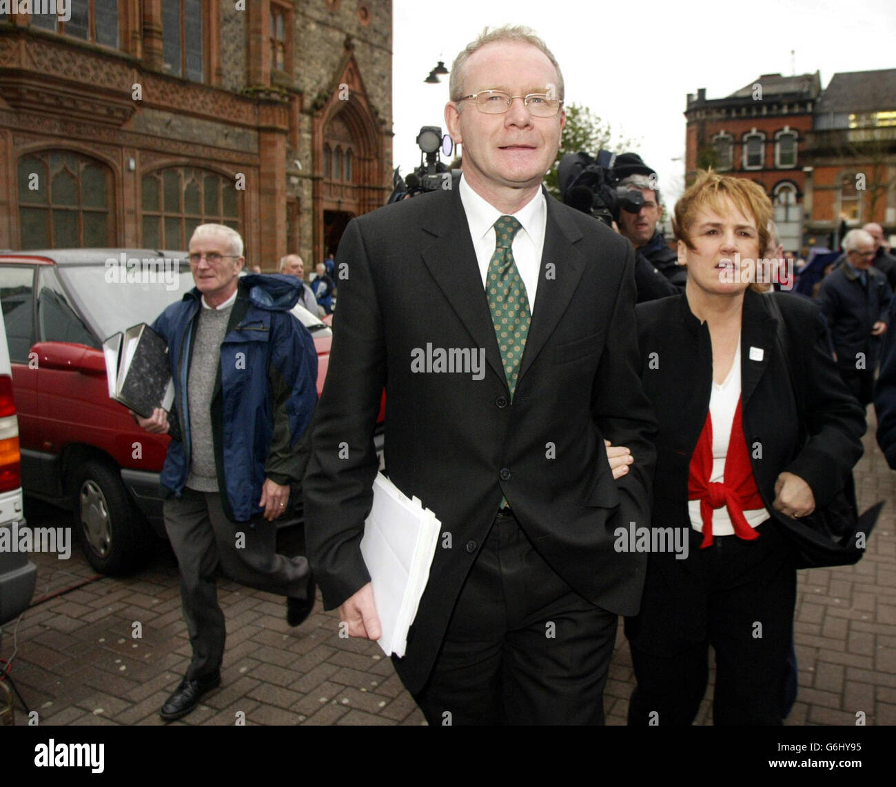 Martin McGuinness di Sinn Fein con sua moglie Bernie mentre si allontana dalla Guildhall di Londonderry dopo aver dato prova alla Saville Inquiry, nel tribunale della domenica di Bloody. Il signor McGuinness, che ha ammesso di essere secondo al comando dell'IRA la domenica di Bloody, ha dichiarato di essere stato all'inchiesta di Saville per dire la verità sulla domenica di Bloody. Foto Stock