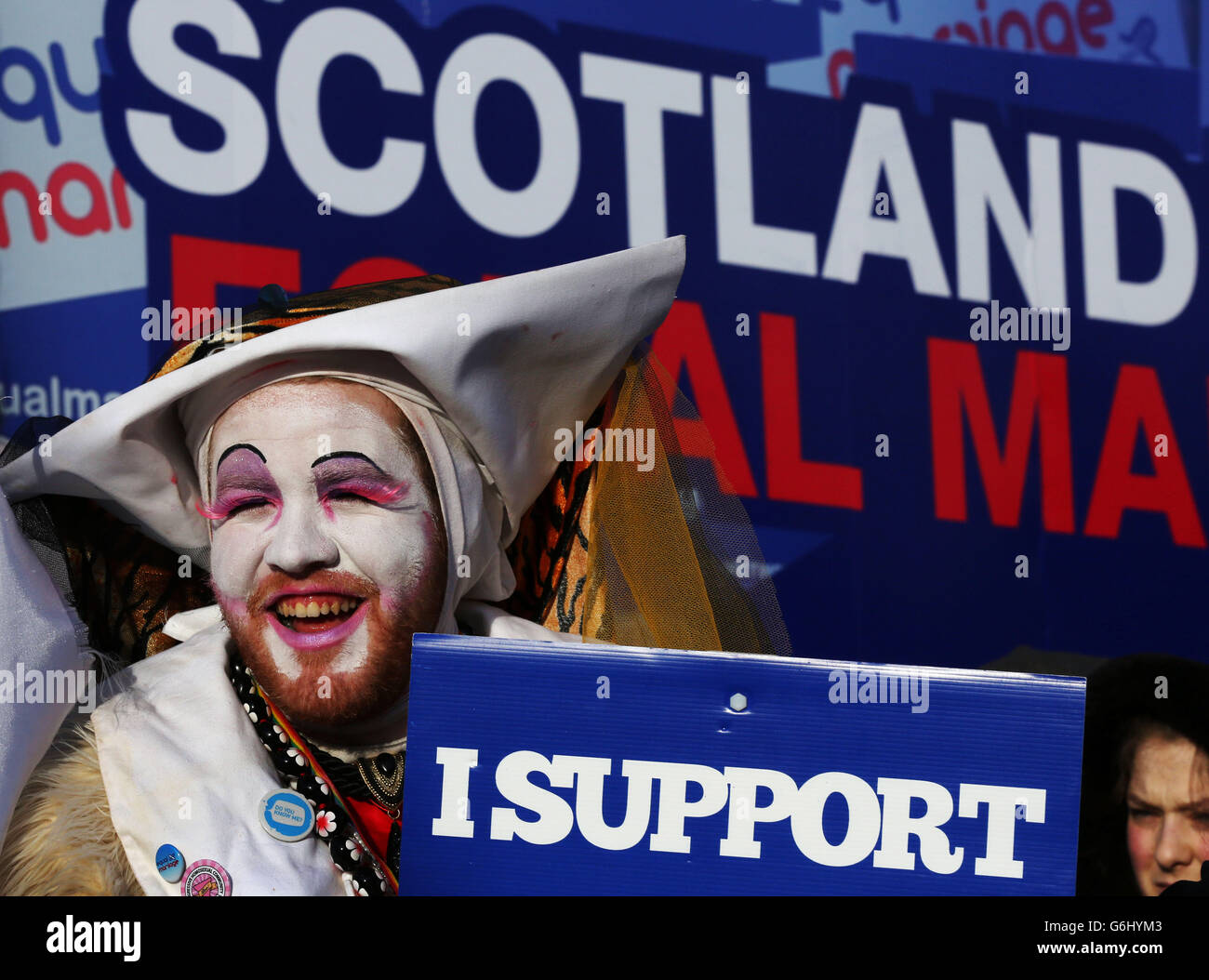 La rete di uguaglianza tiene un raduno al di fuori del parlamento scozzese a Edimburgo prima della votazione sul progetto di legge sul matrimonio e il partenariato civile. Foto Stock