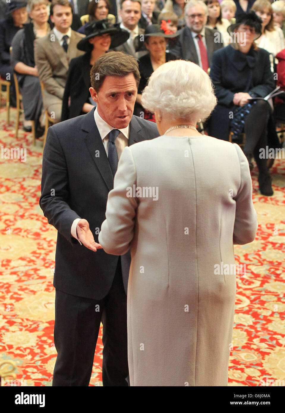 Rob Brydon è stato reso membro dell'Ordine dell'Impero britannico (MBE) dalla Regina Elisabetta II durante una cerimonia di investitura al Castello di Windsor. Foto Stock