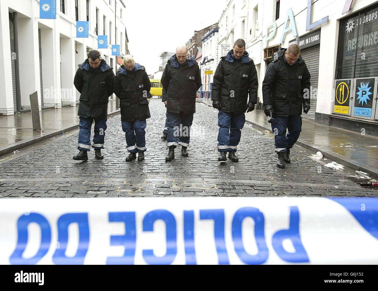 La polizia cerca Slater Street nel centro di Liverpool dopo tre uomini dove ha sparato. Le sparatorie seguono una serie di incidenti violenti in città, ma i detective non legano la sparatoria ad altri. Le tre vittime avevano bevuto prima della sera con un gruppo di amici e si trovavano in via Slater quando il pistolero colpì intorno all'1.30. Due dei tre furono feriti, quando l'uomo sparò un colpo colpendo una vittima in mano e l'altra nel natiche. Circa 20 minuti più tardi, a circa 100 metri di distanza, un terzo uomo del gruppo è stato sparato nella gamba. Tutti e tre sono stati portati al Royal Foto Stock