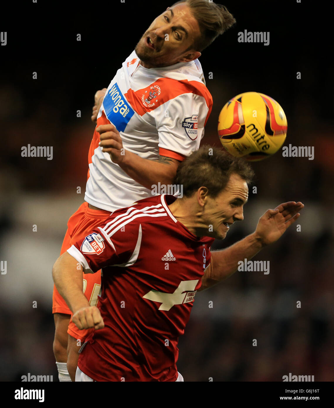 Calcio - Campionato Sky Bet - Nottingham Forest / Blackpool - City Ground. David Vaughan della Nottingham Forest e Angel Martinez di Blackpool Foto Stock