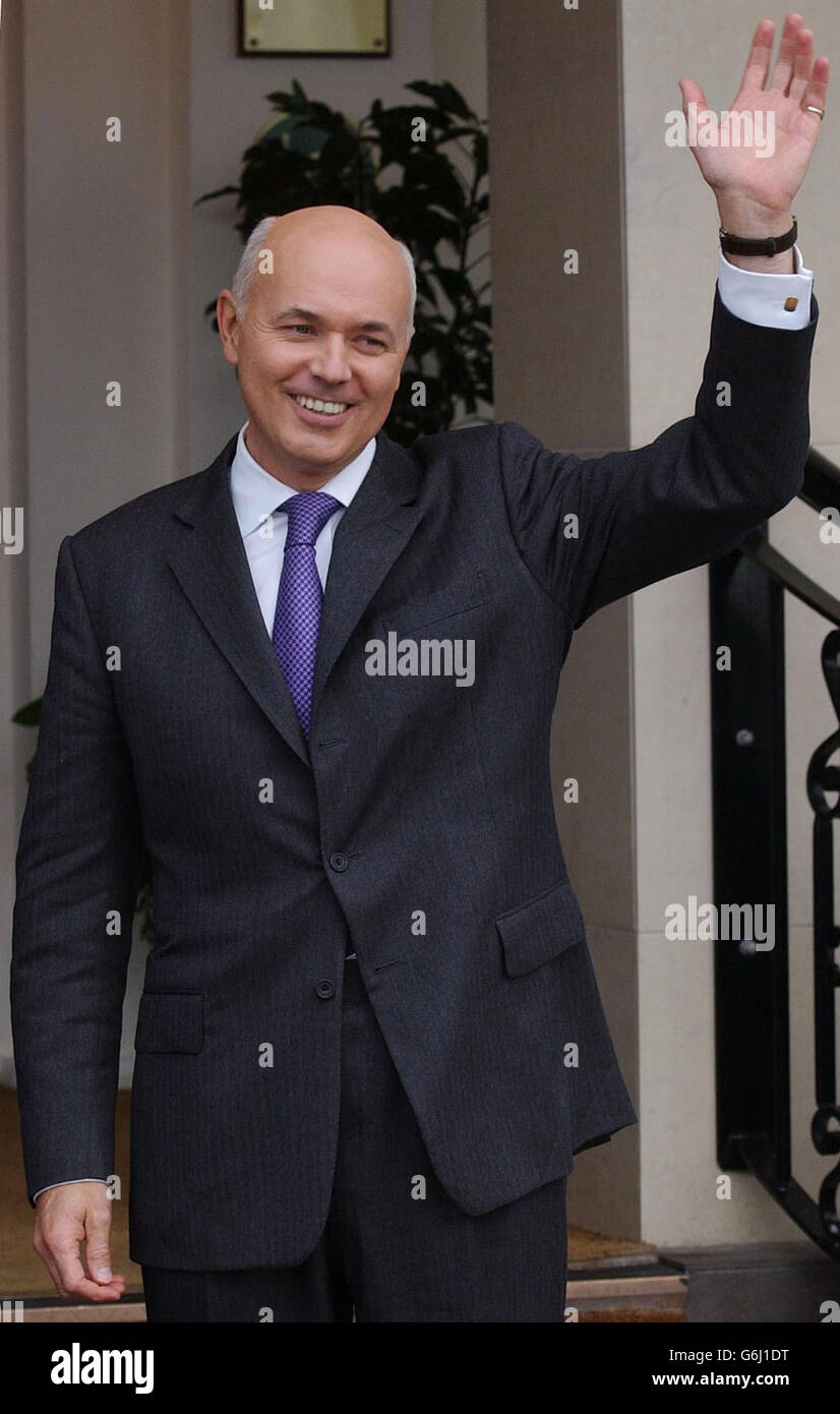 Iain Duncan Smith, leader del partito conservatore, arriva al suo hotel di Blackpool, alla vigilia della conferenza annuale del suo partito. Oggi i Tories si sono impegnati ad aumentare la pensione di base dello Stato in linea con i guadagni medi se fossero tornati al potere, nel tentativo di cogliere il vitale "voto grigio” nelle prossime elezioni generali. La conferenza dovrebbe inoltre assistere all'annuncio di un programma per gli sceriffi eletti in stile americano per la gestione di unità di polizia locali e alla pubblicazione di un documento che deluda le basi del manifesto del partito per le prossime elezioni generali. Foto Stock