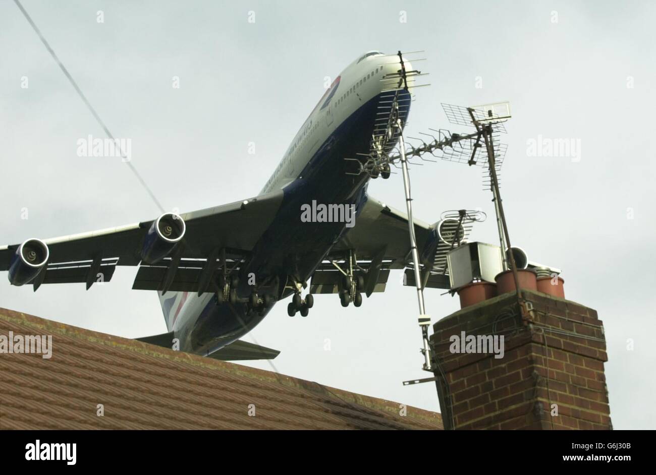 BA Boeing 747 pronto per l'atterraggio. BA Boeing 747 in arrivo all'aeroporto di Heathrow. Foto Stock