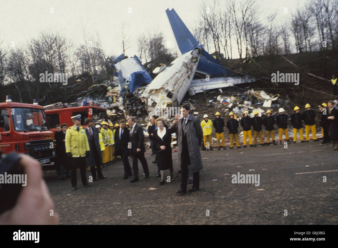 Il primo ministro Margaret Thatcher visita il relitto del Boeing 737 che si è schiantato in un argine sullo sfondo. Foto Stock