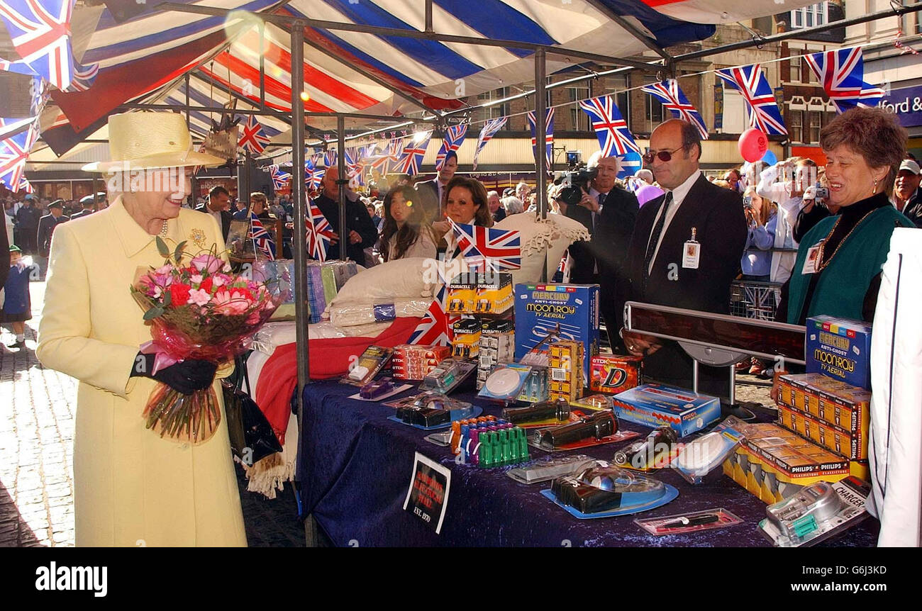 Queen Elizabeth II Tour del Mercato di Enfield Foto Stock