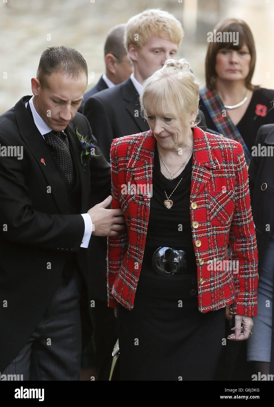 Moglie di Jack Alexander, Lillian, dopo i suoi funerali all'Auld Kirk ad Ayr, Scozia. Foto Stock