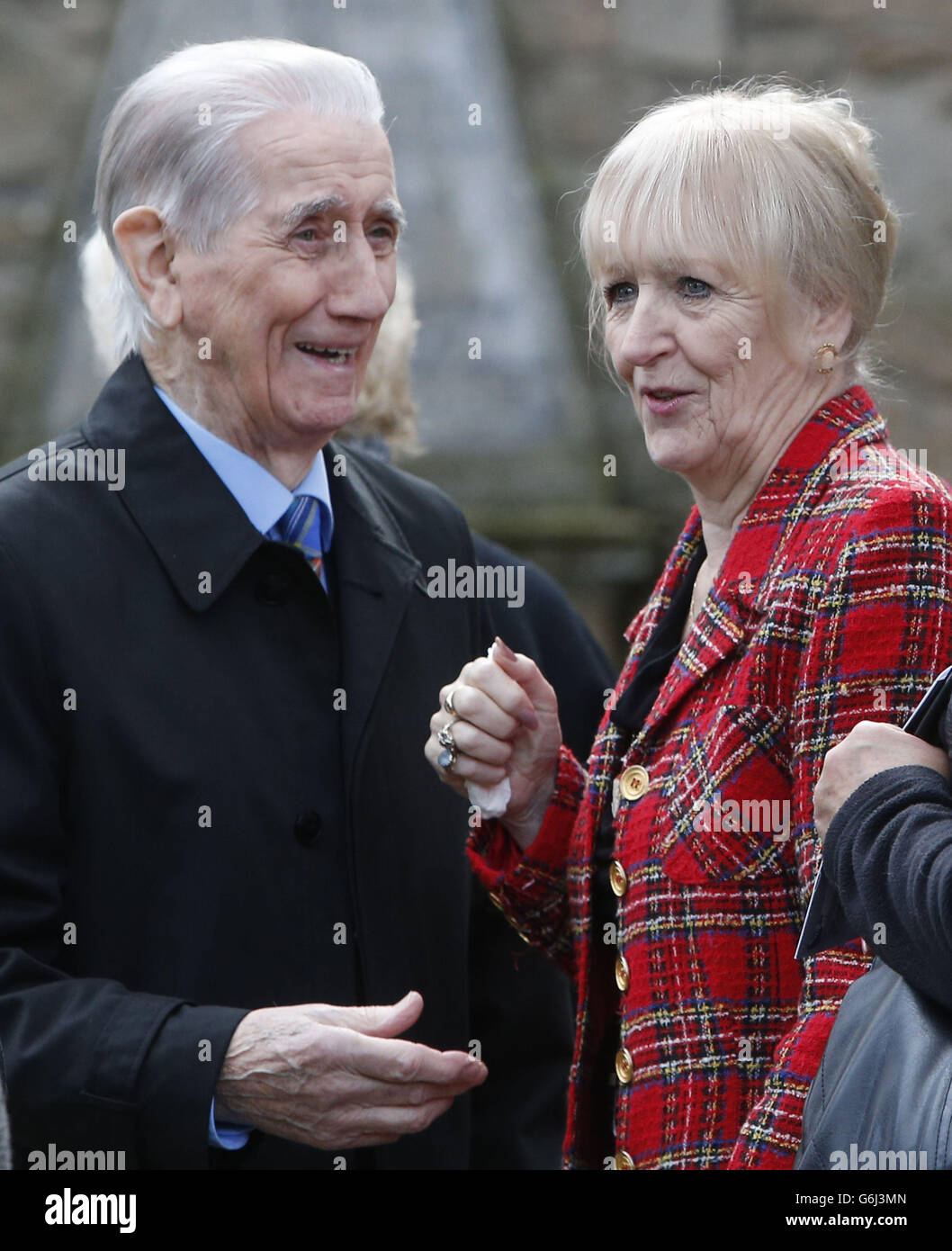 Moglie di Jack Alexander, Lillian, con Johnny Beattie in seguito ai funerali di Jack, all'Auld Kirk di Ayr, Scozia. Foto Stock