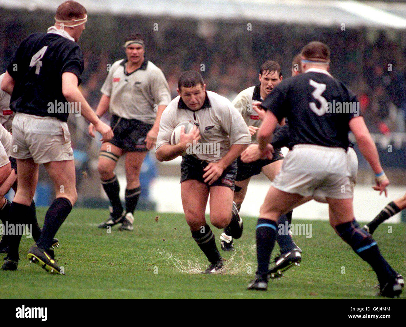 22 GIUGNO 96. All Black's v Scotland. Il capitano Sean Fitzpatrick si trova a Doddie Weir e Barry Stewart, in Scozia, durante la partita all'Eden Park, in Nuova Zelanda Foto Stock