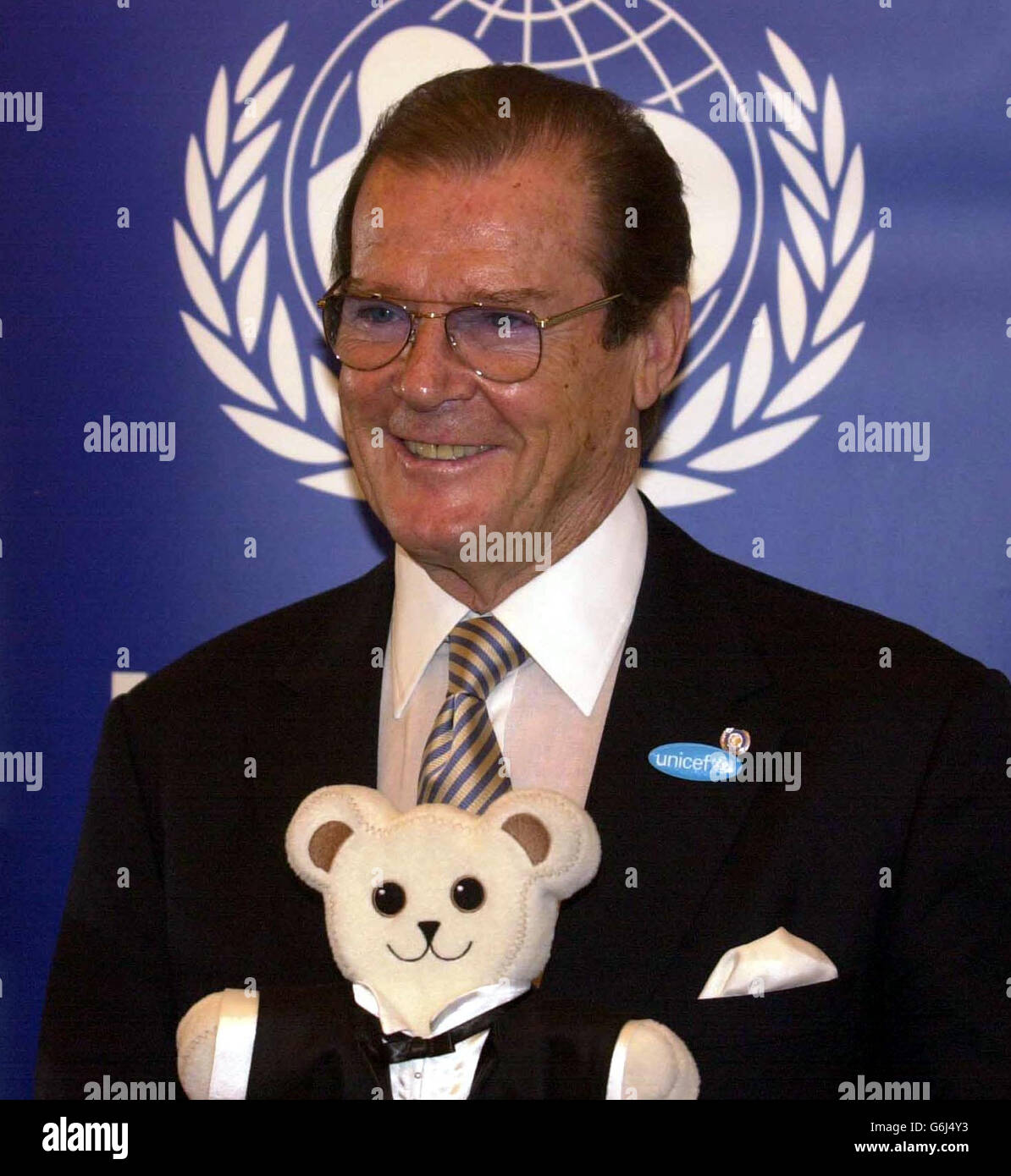 Sir Roger Moore, recentemente nominato ambasciatore di buona volontà per l'UNICEF, parla alla stampa mentre sostiene l'attuale iniziativa di raccolta fondi dell'IKEA per l'UNICEF. L'IKEA e l'UNICEF mirano a contribuire alla raccolta di 3 milioni di euro attraverso la vendita del giocattolo morbido BRUM Bear per aiutare i bambini colpiti da conflitti armati in Angola e Uganda. Foto Stock