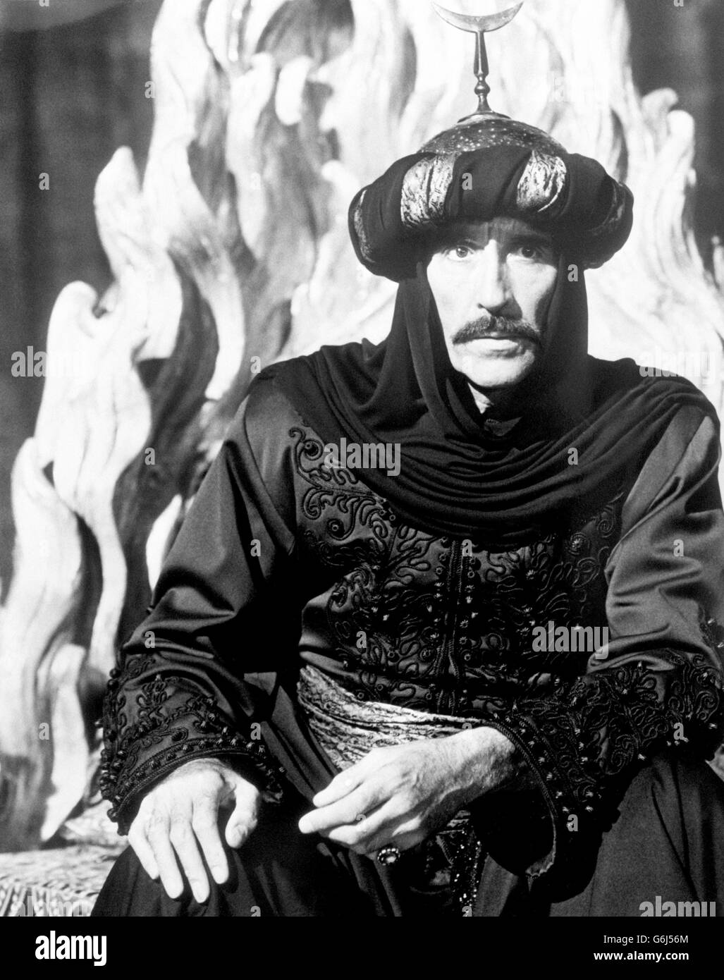 Christopher Lee, che ha guadagnato una reputazione mondiale come 'il Principe delle tenebre' a causa della sua successione apparentemente non-stop di orrori e ruoli satanici schermo, attualmente sta lavorando alla Britannia Pinewood Studios come Caliph Alquazar nel film Arabian Adventure. Lee, gioca il duplice ruolo del spietato e spietato Califfo, così come il suo benigno altro sé con cui comunica nella sua caverna segreta di montagna magica. Il film è stato interpretato da Peter Cushing, Capucine e Mickey Rooney. Foto Stock