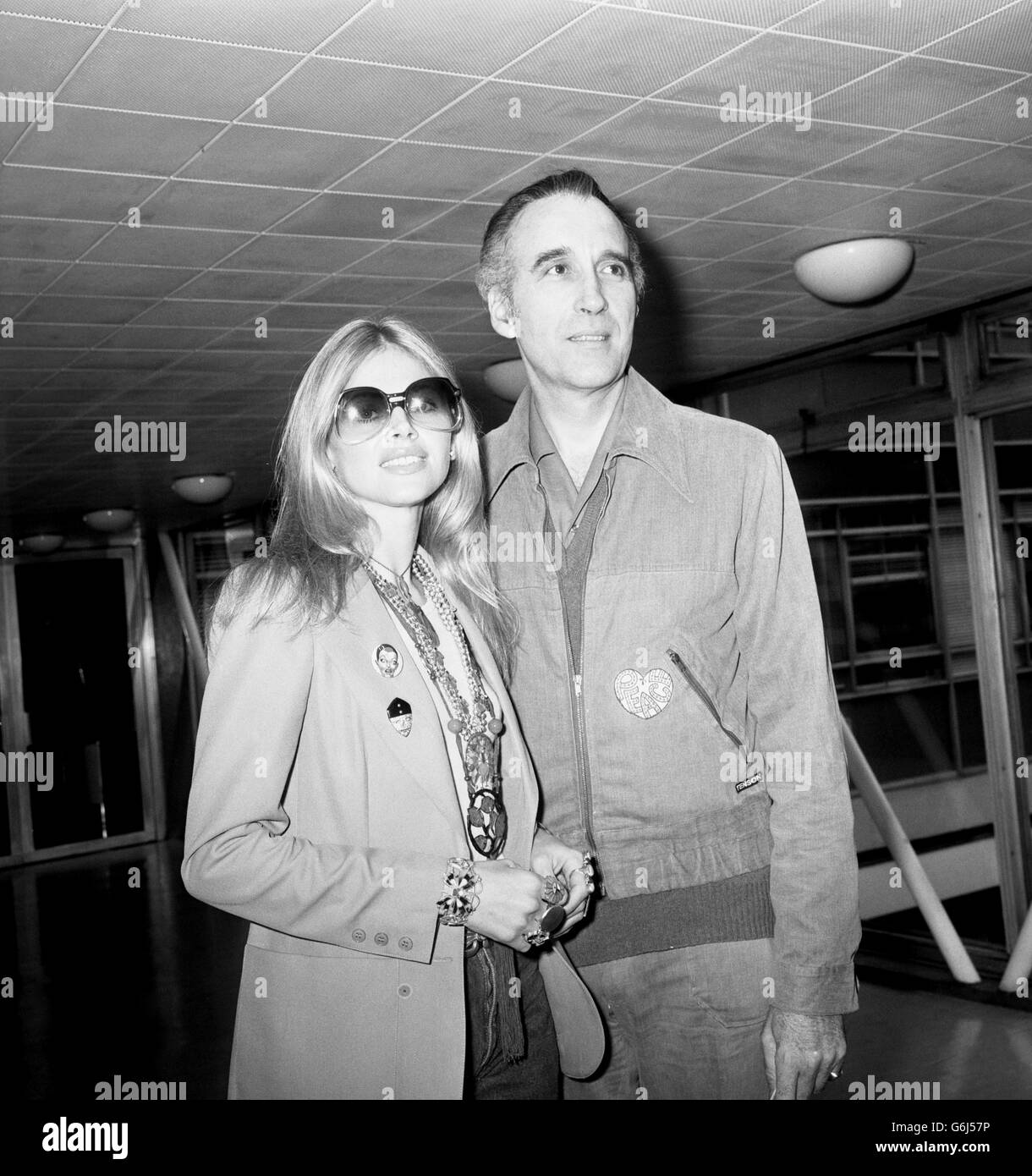 Britt Ekland e Christopher Lee, che suonano Mary Goodnight e Scaramanga nel film di James Bond The Man with the Golden Gun. Erano all'aeroporto di Heathrow, prima di volare a Bangkok per iniziare le riprese. Foto Stock