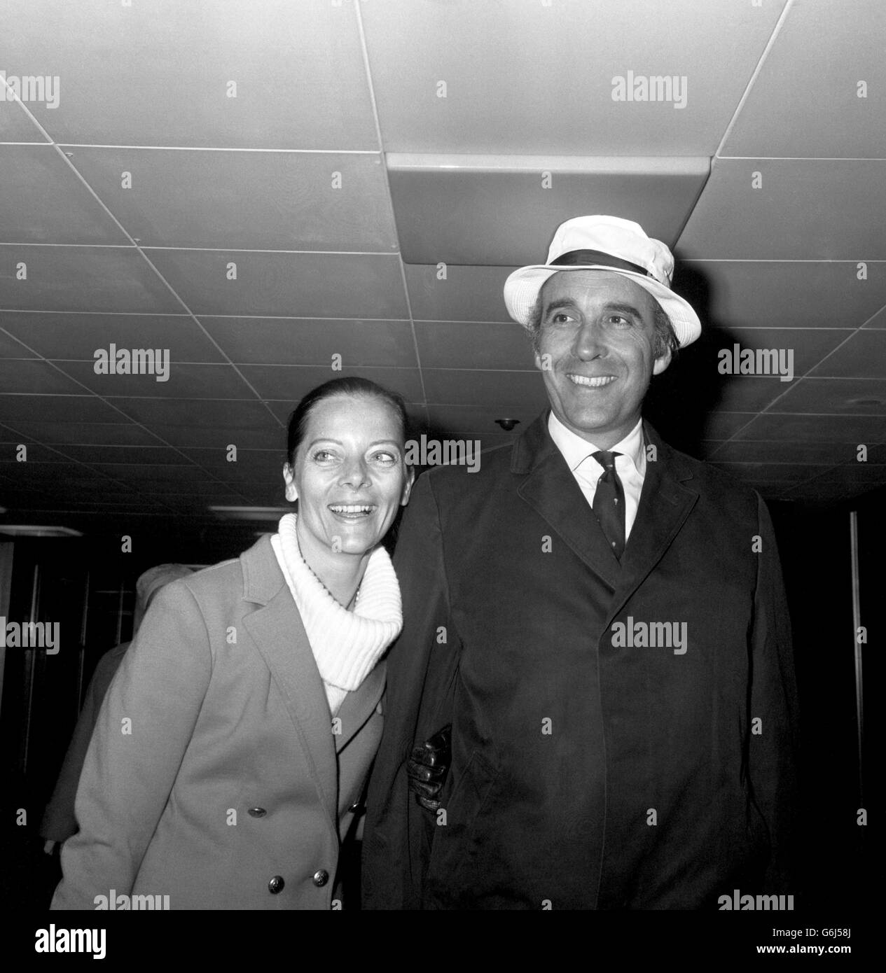 L'attore Christopher Lee con sua moglie Gitta all'aeroporto di Heathrow, dopo il ritorno da una vacanza a Bermuda. Foto Stock