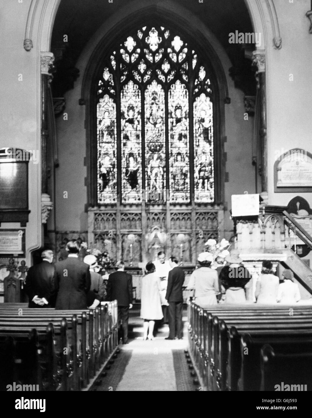 L'attore Christopher Lee, 38, sposa la stilista danese Birgit Kroencke alla chiesa di St Michael a Chester Square, Londra. Foto Stock
