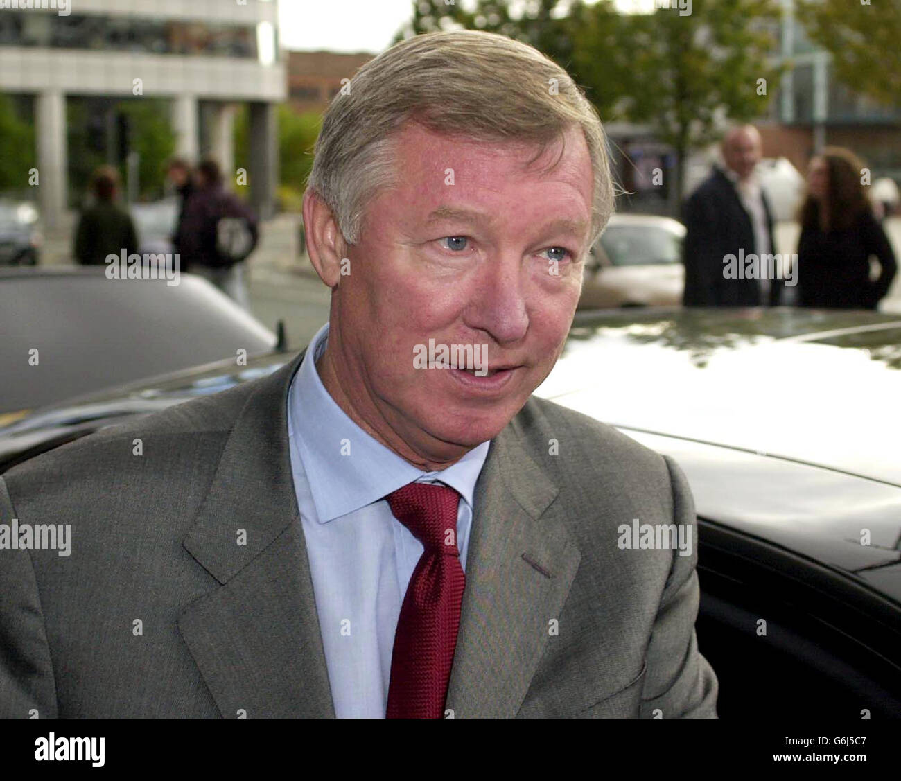 Il manager del Manchester United Sir Alex Ferguson parte dal Midland Hotel di Manchester, a seguito di una lunga audizione con i capi disciplinari della fa. Sir Alex è stato consegnato un ban di due-partita touchline e multa 10,000 dopo essere stato accusato di cattiva condotta da parte della Football Association. L'accusa riguardava un incidente nella vittoria di United del 2-1 a Newcastle in agosto, quando Ferguson fu inviato agli stand dopo aver brillato una tirata di linea al quarto Jeff Winter ufficiale. Foto Stock