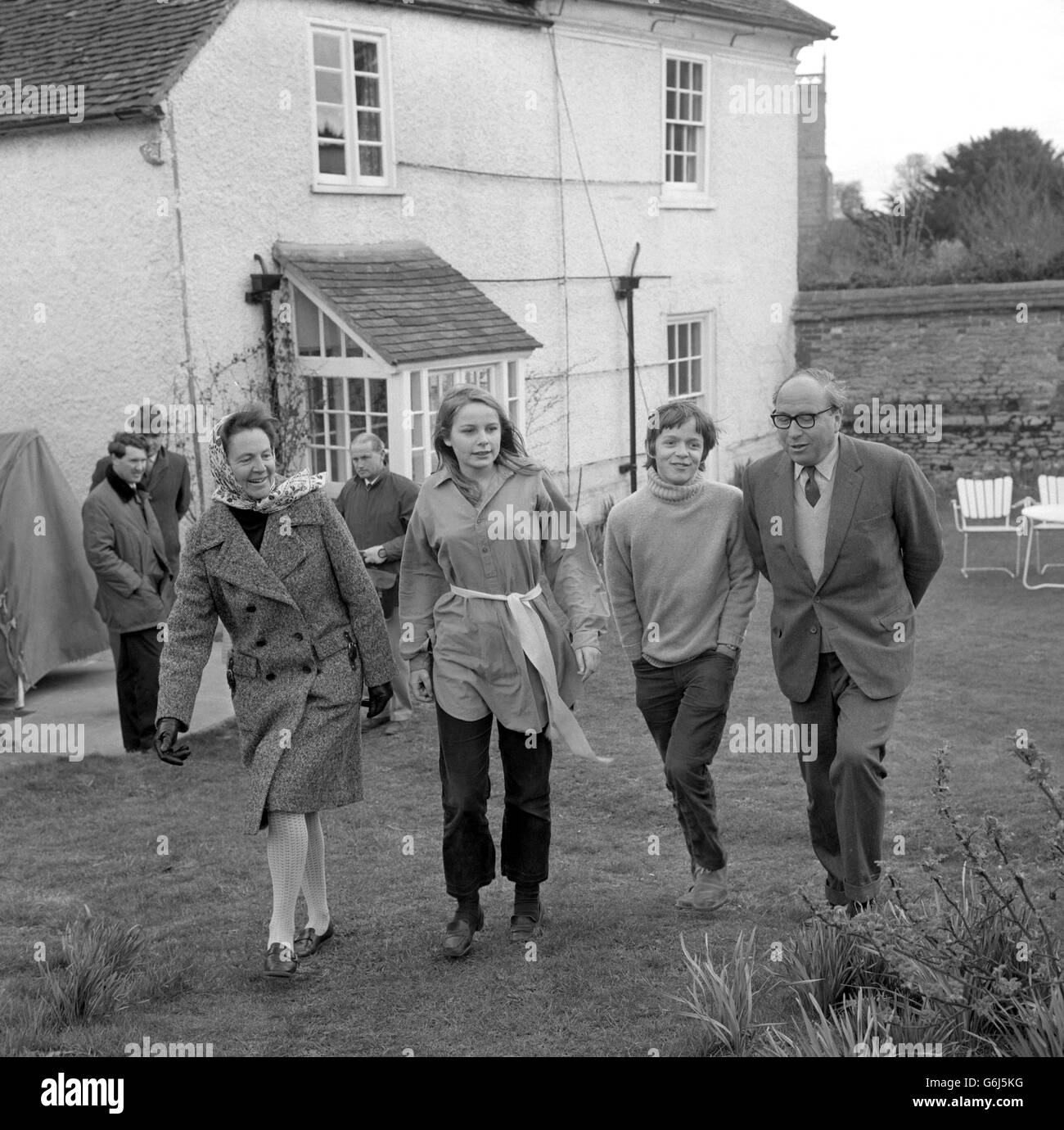 Il Cancelliere dello scacchiere, Roy Jenkins, camminando nel suo giardino con la moglie Jennifer Jenkins e i loro figli Edward, 14 anni, e Cynthia, 17 anni, a casa a St. Amand's House, East Hendred, Berkshire. Foto Stock