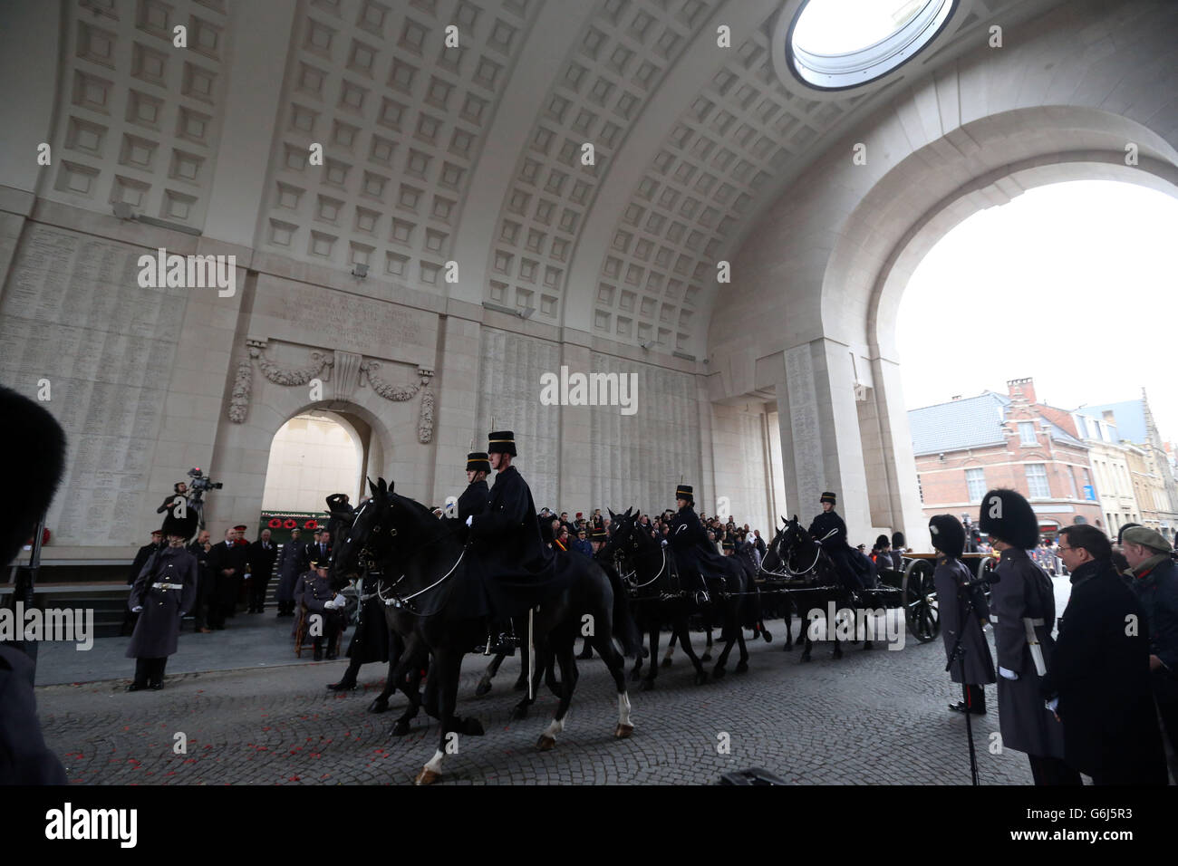 L'artiglieria di cavalli della truppa dei re si prepara ad avere 70 sacchi di terreno caricati su una delle sue carrozze da armi da portare di nuovo a Wellington Barracks, mentre il duca di Edimburgo condusse tributi alle truppe cadute sulla scena di alcune delle battaglie più letali della prima guerra mondiale Menin Gate Memorial, Ypres, Belguim. Foto Stock