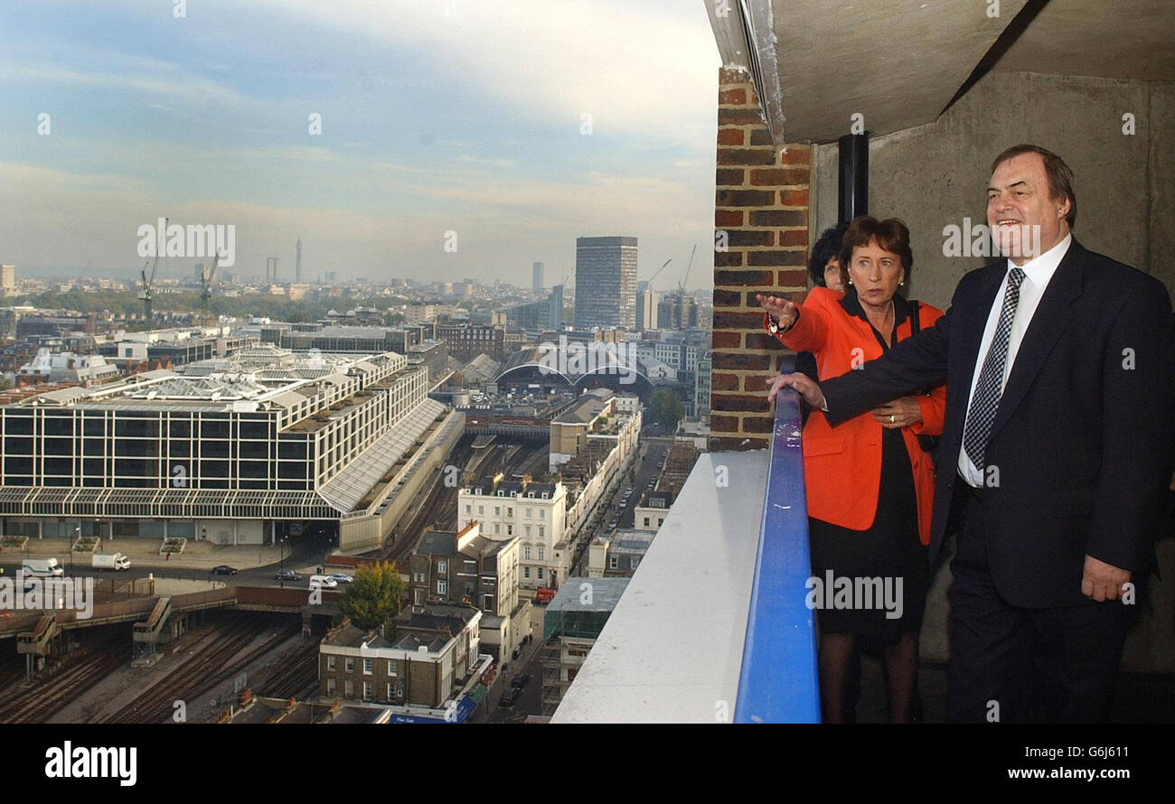 Il Vice primo Ministro John Prescott si affaccia dal balcone con il residente Trudy Cuitts presso la tenuta Abbots Manor a Pimlico, Londra, durante la sua visita agli appartamenti recentemente rinnovati prima della vetta degli edifici migliori che si svolge oggi. City West Homes, l'organizzazione responsabile di questo blocco torre stanno eseguendo un programma per rinnovare tutte le sue proprietà al decent Homes Standard nei prossimi quattro anni. Foto Stock