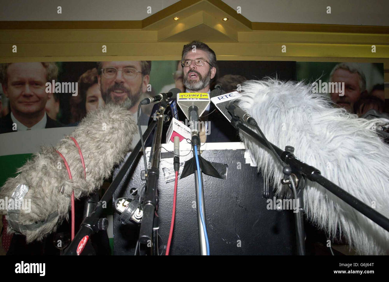 Il presidente del Sinn Fein Gerry Adams ha parlato a Belfast, dove ha dato il segnale più chiaro che la leadership dell’IRA è sull’orlo di confermare un’importante mossa di smantellamento. Stava parlando dopo che Downing Street ha dato il via libera per le elezioni all'Assemblea dell'Irlanda del Nord il 26 novembre. Foto Stock