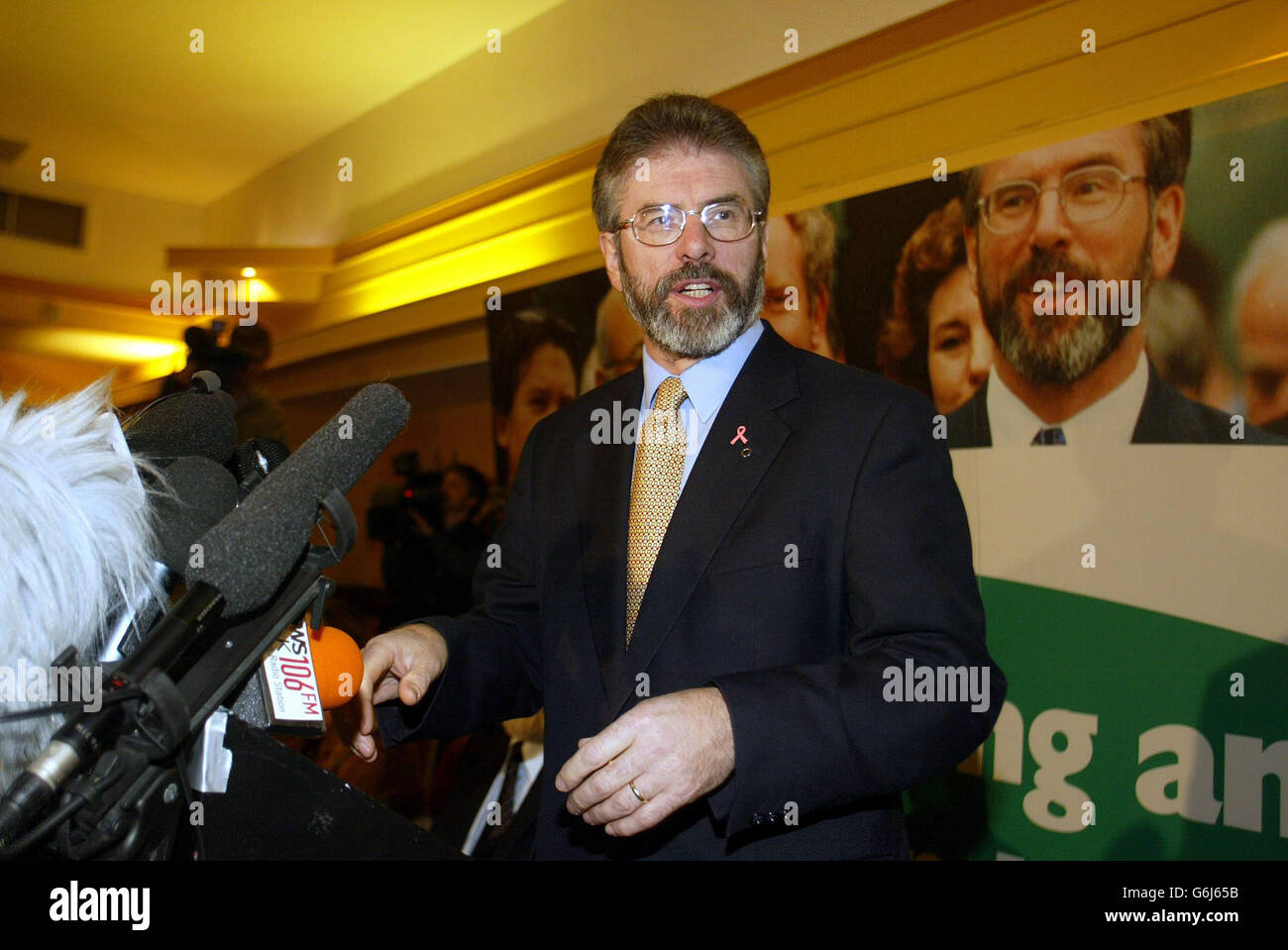 Il presidente del Sinn Fein Gerry Adams ha parlato a Belfast, dove ha dato il segnale più chiaro che la leadership dell’IRA è sull’orlo di confermare un’importante mossa di smantellamento. Stava parlando dopo che Downing Street ha dato il via libera per le elezioni all'Assemblea dell'Irlanda del Nord il 26 novembre. Foto Stock