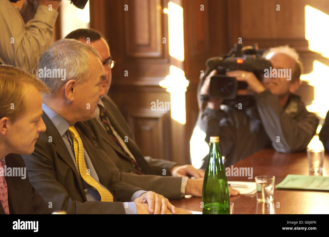 Membri del Partito liberaldemocratico alla prima riunione del Gabinetto ombra dei liberaldemocratici. Foto Stock