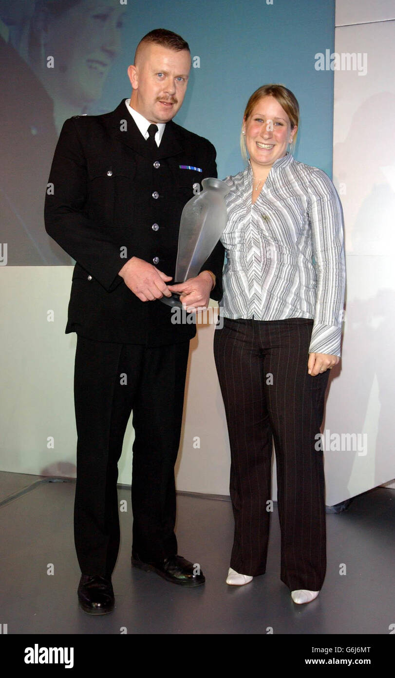 Debbie Clark (a destra) assegna un premio a PC Simon Woodrow di Wiltshirdurante il Daily Express Life Savers Awards di Vodafone al Savoy Hotel nel centro di Londra. I premi rendono omaggio ai servizi di emergenza e riconoscono anche il coraggio delle persone comuni che inaspettatamente salvano vite umane. Simon ha salvato Debbie che è stato intrappolato in un'auto sommersa nel fiume Bourne. Foto Stock
