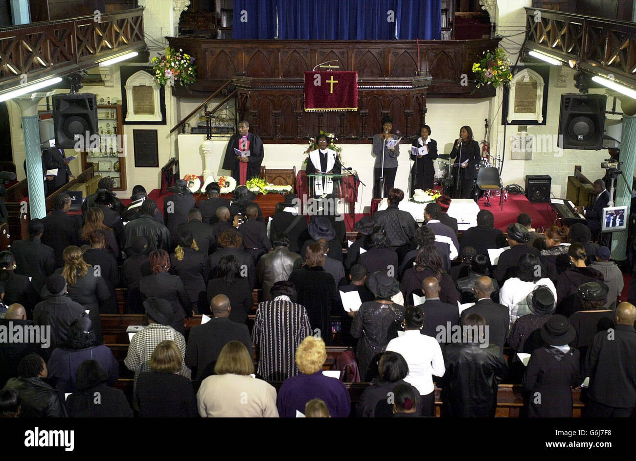 Il funerale di toni-Ann Byfield, 7, e suo padre Bertram Byfield, 41, alla Chiesa di Dio del nuovo Testamento a Lozells, Birmingham, dopo che entrambi furono gunned giù il 14 settembre. Toni-Ann, giunto nel Regno Unito dalla Giamaica nel 2000, è stato ucciso a colpi di arma da fuoco nelle spalle mentre tentava di fuggire, dopo suo padre - un commerciante di cocaina crack condannato è stato ucciso a colpi di arma da fuoco a Kensal Green, Londra nord-occidentale. Foto Stock