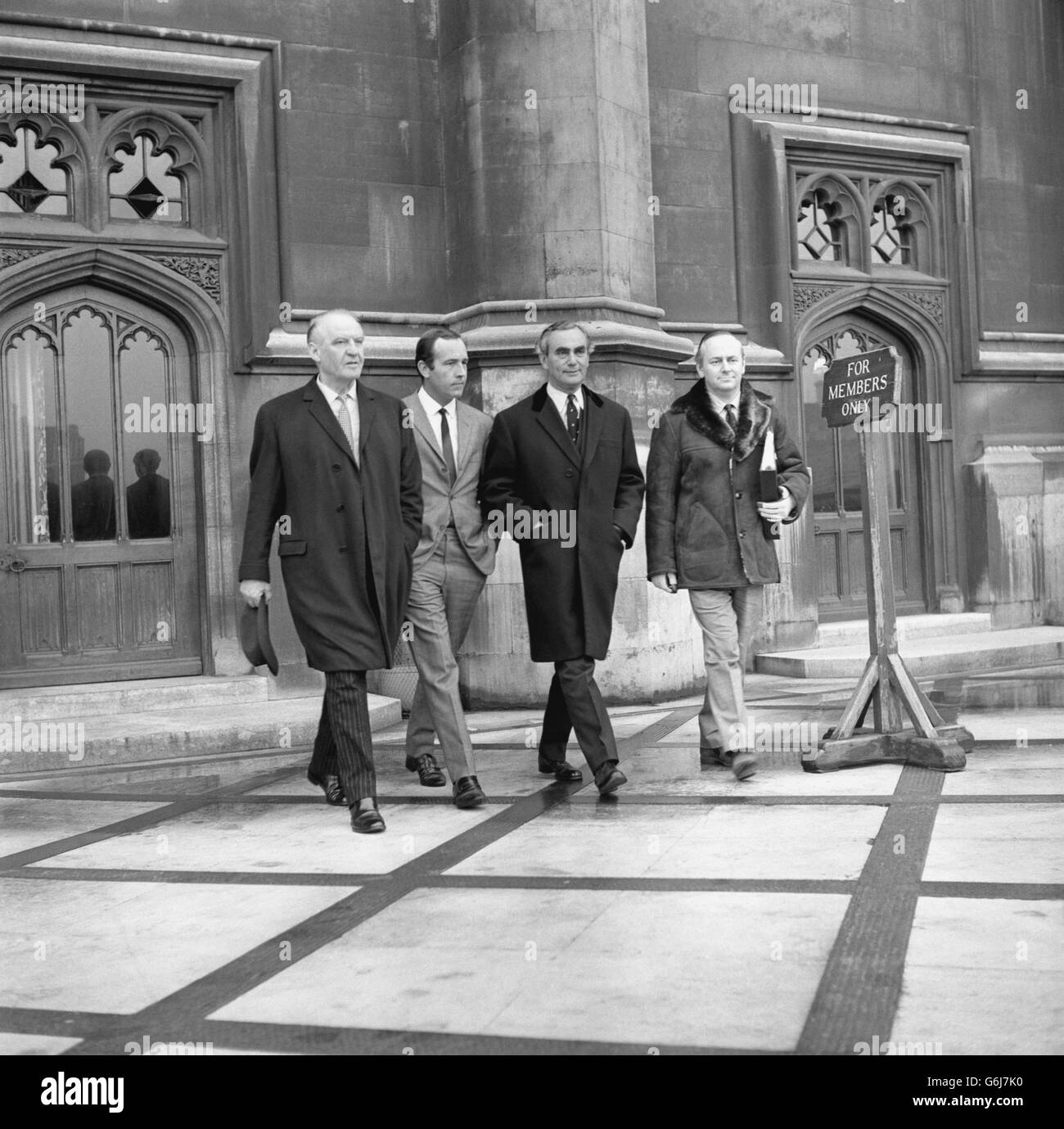 Maurice Edelman (3° a sinistra), membro laburista del Parlamento per Coventry, cammina sulla terrazza della Casa con John Jacobs, capo della televisione di Anglia, e gli attori Eric Portman e Ian Hendry. Portman e Hendry ritraggono i personaggi principali del gioco "The Crossfire" della rete nazionale di Anglia, adattato dal romanzo di Edelman "The Fratricides". Foto Stock
