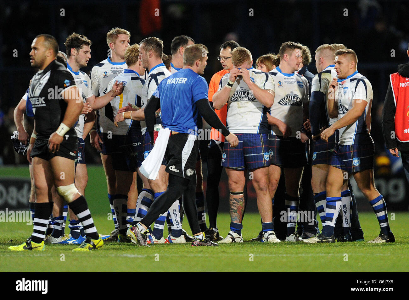 Danny Addy (al centro) della Scozia appare deposto dopo che la sua squadra perde in Nuova Zelanda durante la partita finale del quarto del Mondiale all'Headingley Stadium di Leeds. Foto Stock