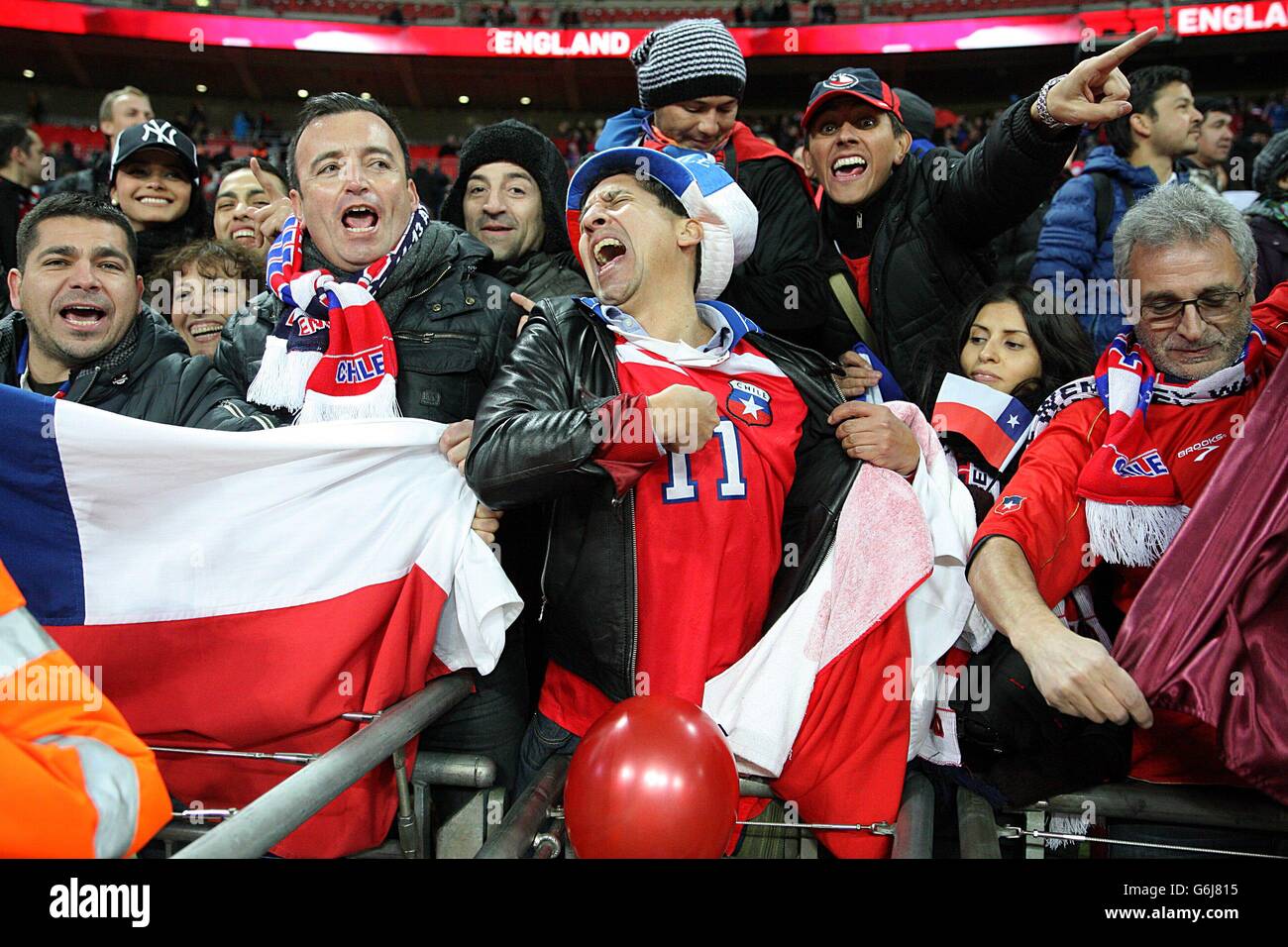 Calcio - International friendly - Inghilterra / Cile - Stadio di Wembley. I tifosi cileni festeggiano negli stand Foto Stock