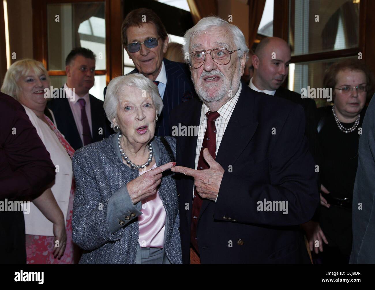 Giugno Whitfield (a sinistra) e Bernard Cribbins (a destra) partecipano al pranzo di Natale della Heritage Foundation al Marriott Hotel, Regents Park, Londra. Foto Stock