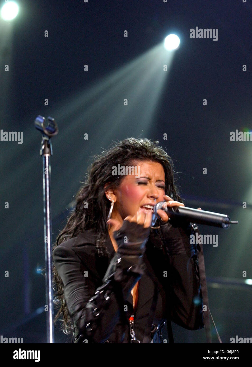 La cantante americana Christina Aguilera sul palco durante il suo concerto, presso la NEC Arena di Birmingham. Foto Stock