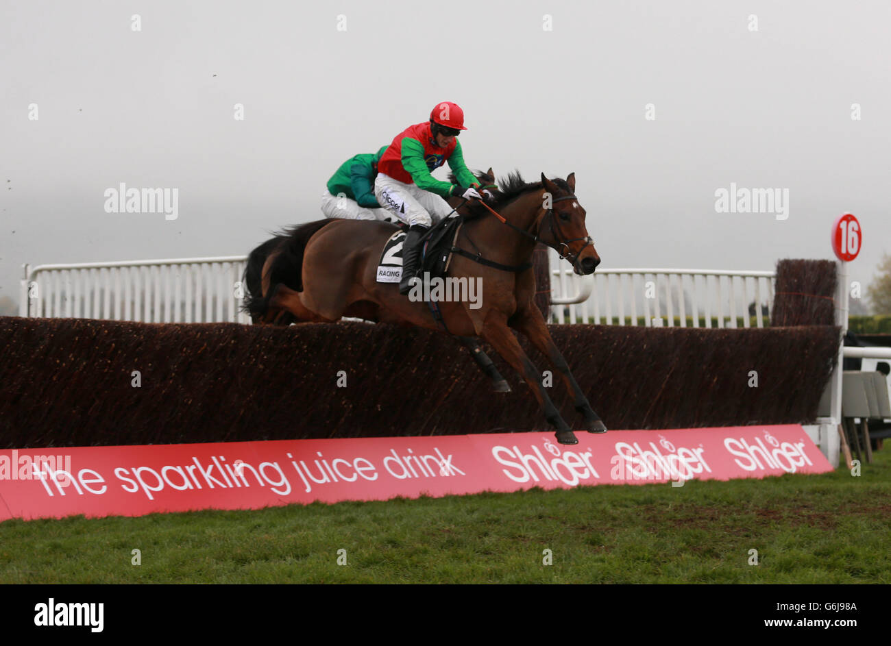 Dodging Bullets guidato dal jockey Daryl Jacob durante il Racing Post Arkle Trophy Trial Novices' Chase Foto Stock
