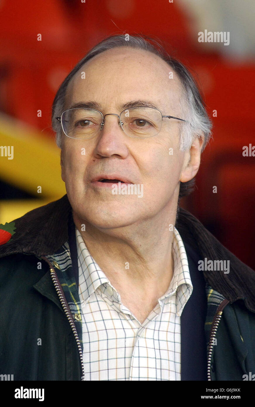 Il cancelliere britannico e candidato alla leadership del partito conservatore Michael Howard, guarda la sua squadra di calcio di casa Folkestone Invicta FC giocando Hemel Hempstead durante una seconda partita del Football Association Trophy a Folkestone, Kent. Foto Stock