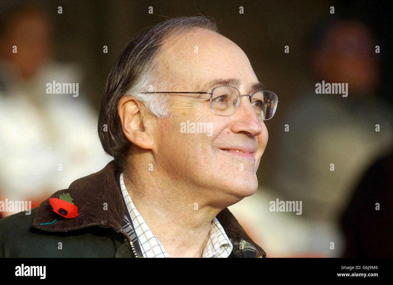 Il cancelliere britannico e candidato alla leadership del partito conservatore Michael Howard, guarda la sua squadra di calcio di casa Folkestone Invicta FC giocando Hemel Hempstead durante una seconda partita del Football Association Trophy a Folkestone, Kent. Foto Stock