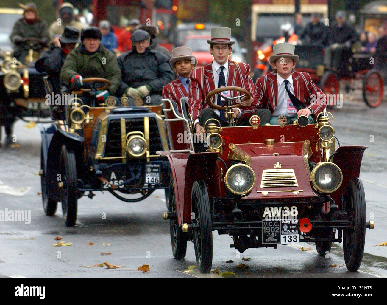 I concorrenti che guidano un James e Browne (a destra) del 1902 hanno coraggioso il maltempo mentre partevano da Hyde Park Corner a Londra fino alla Brighton Veteran Car Run. Foto Stock